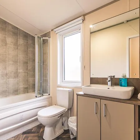 Waterfall Luxmy With Hot Tub York