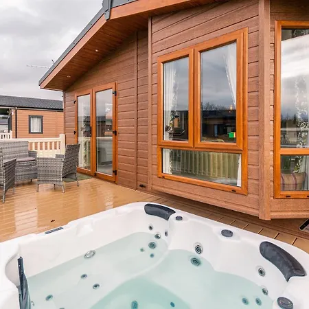 Acres With Hot Tub Lodge