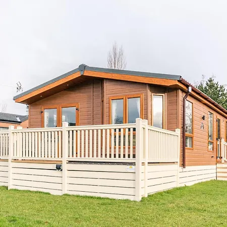 Waterfall Luxmy With Hot Tub Lodge