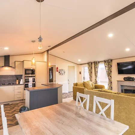 Waterfall Luxmy With Hot Tub Lodge