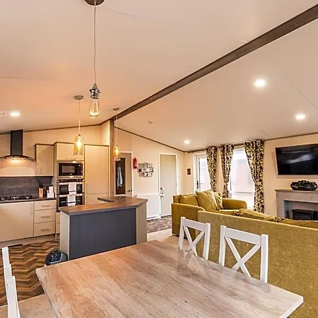 Acres With Hot Tub Lodge
